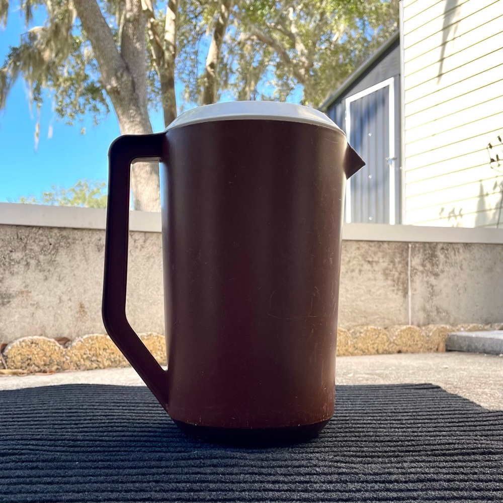 *VINTAGE* Rubbermaid 1-Gallon Pitcher (#2718) w/White Lid (#2720) ~Brown Plastic